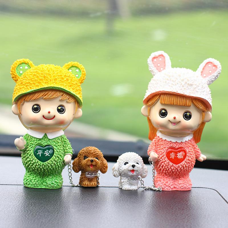 幸福平安牵狗情侣公仔创意树脂家居工艺品汽车中控台装饰摆件