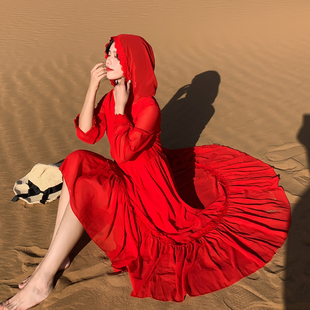 茶卡盐湖旅拍新款 大摆连衣裙沙漠度假超仙长裙 红色雪纺连帽长袖