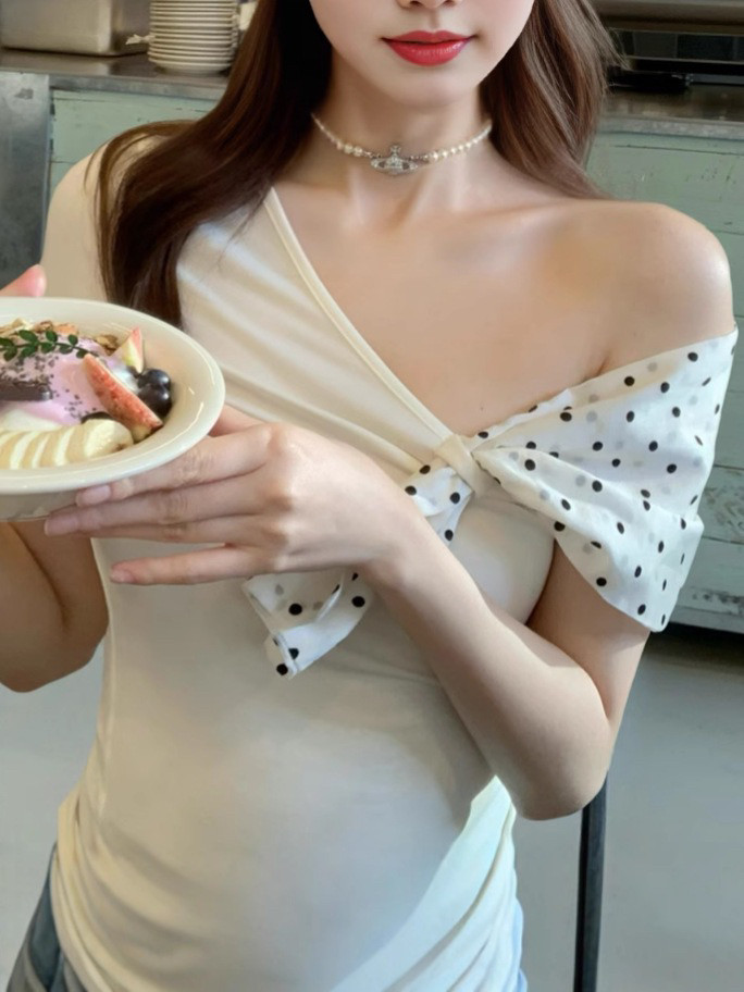 白色法式时尚波点斜领露肩短袖t恤女小个子独特不规则短款上衣潮