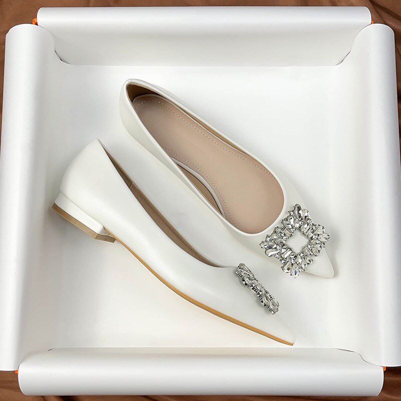 法式高级感水钻尖头单鞋女春秋2y024新款米白色浅口软皮通勤平底