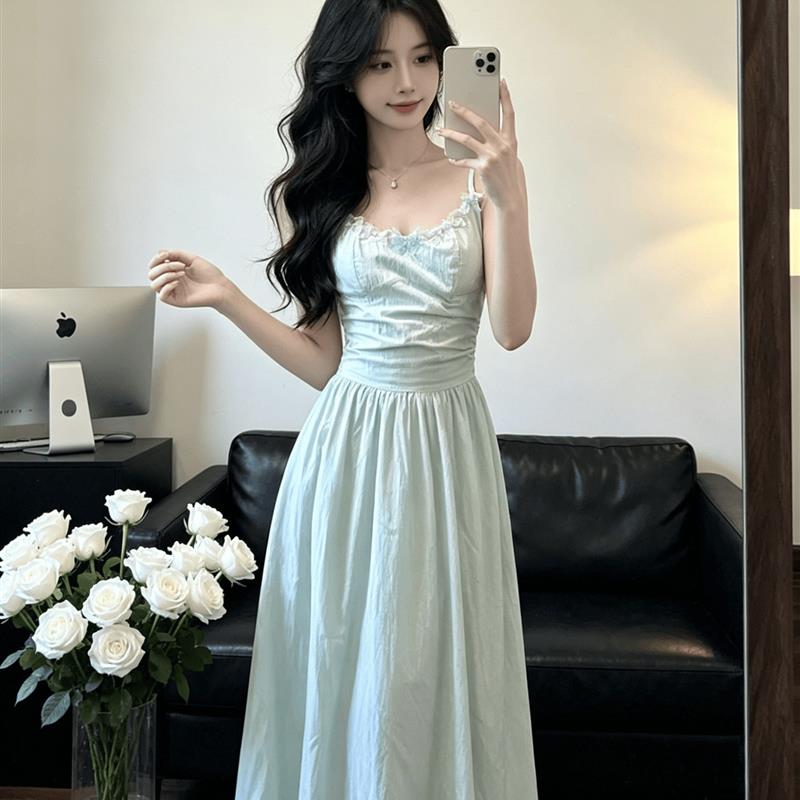 The 法式薄荷绿吊带连衣裙女夏季收腰显瘦长裙海边度假风气质裙子图片