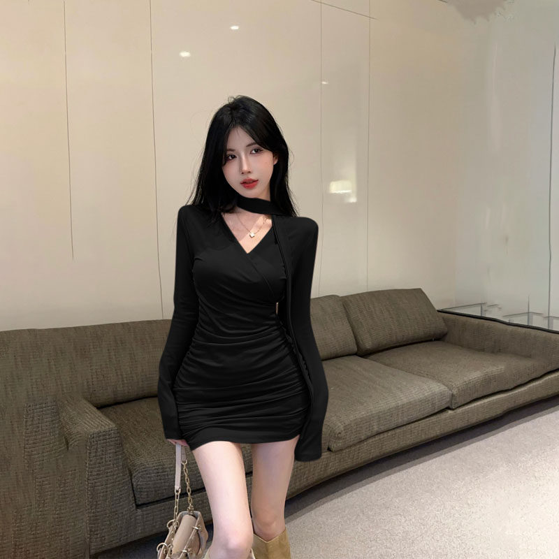 法式氛围感V领飘带连衣裙女设计感时尚纯欲紧身收腰显瘦包臀短裙