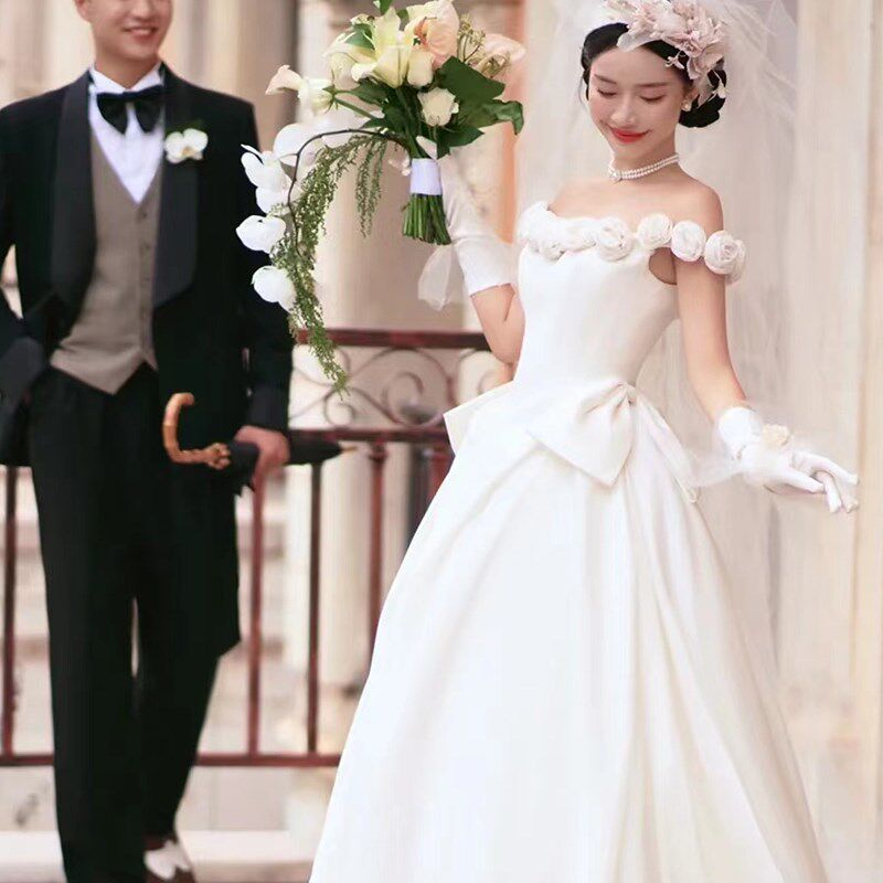 缎面一字肩复古婚纱2024新款新娘重工轻奢法式主纱拖尾出门纱礼服