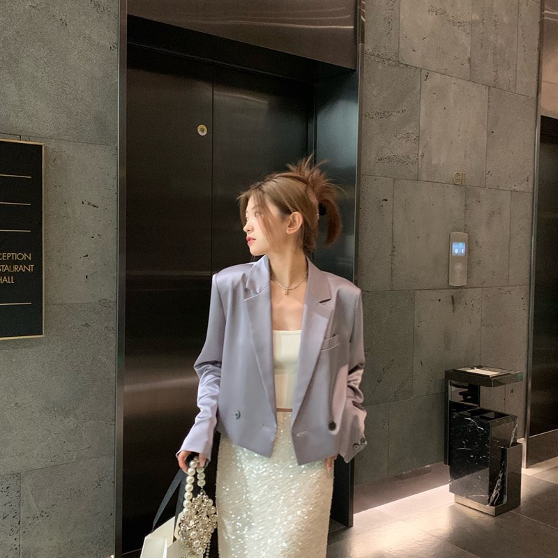 夏季灰紫色高级感光泽缎面截短式宽肩休闲短款西装外套女百搭西服