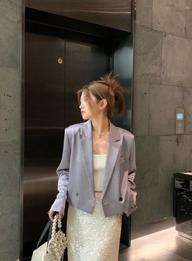 夏季灰紫色高级感光泽缎面截短式宽肩休闲短款西装外套女百搭西服