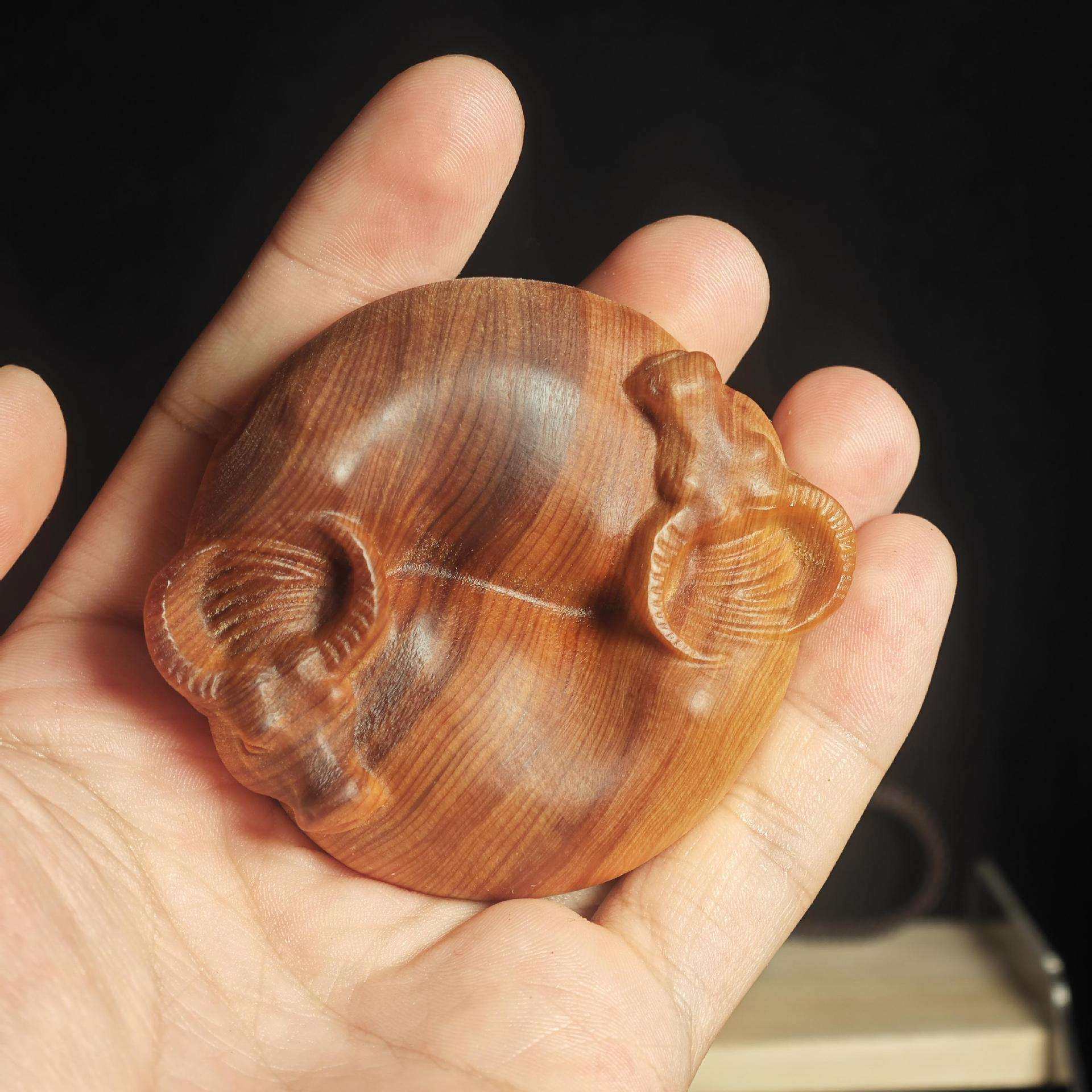 崖柏木高油陈化料雕刻牛转乾坤摆件随身盘玩文玩手把件家居装饰