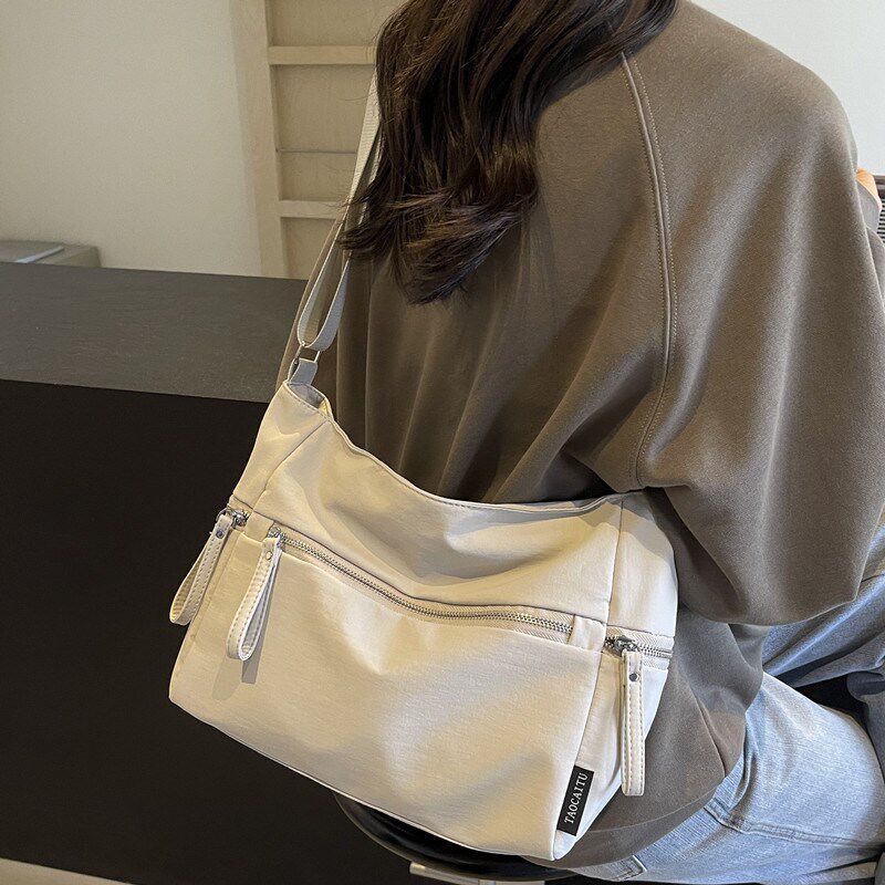 黑色工装帆布斜挎包女大学生上课包休闲百搭邮差包简约男士单肩包