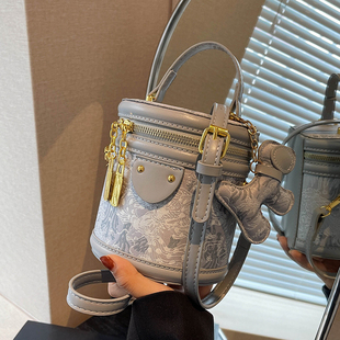 斜挎 时尚 今年流行手提小包包女202v3新款 洋派帆布刺绣水桶包夏季