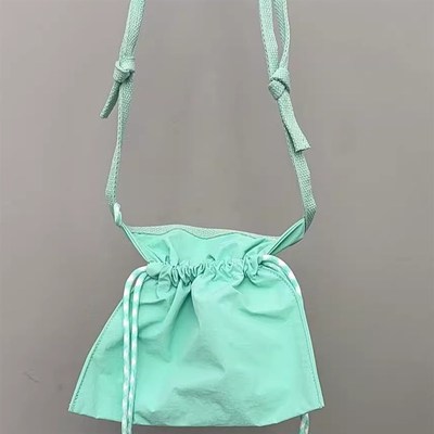 小众设计抽绳斜挎包个性围裙款纯E色通勤包出行小包简约手机包女