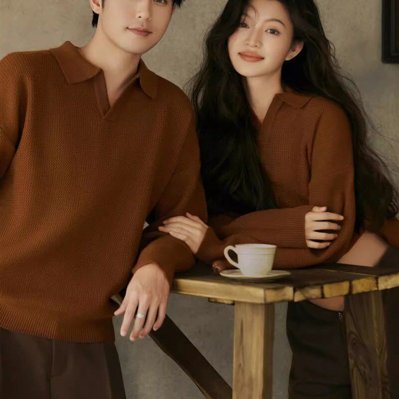 新孕妇照片服装工作室怀孕的母亲艺术照片夫妇主题棕色毛衣写室内