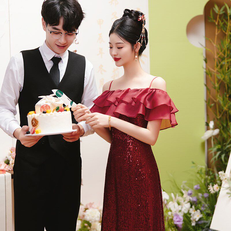 一字肩红色敬酒服婚宴礼服吊带连衣裙主持人订婚回门裙子秋季长裙