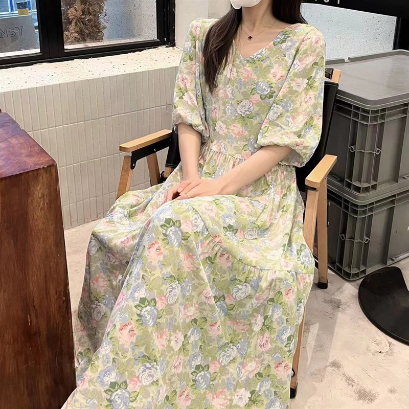 棉绸连衣裙女夏日收腰薄款甜美碎花V领大摆人造棉度假沙滩长裙子