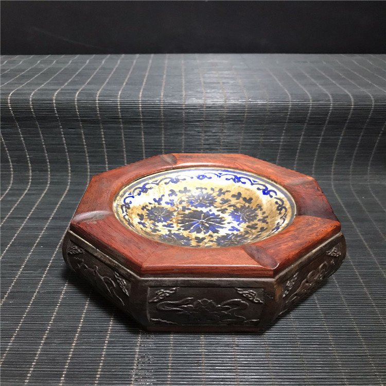 供应古玩杂项仿古做旧工艺品红酸枝木镶青花瓷烟灰缸笔洗摆件