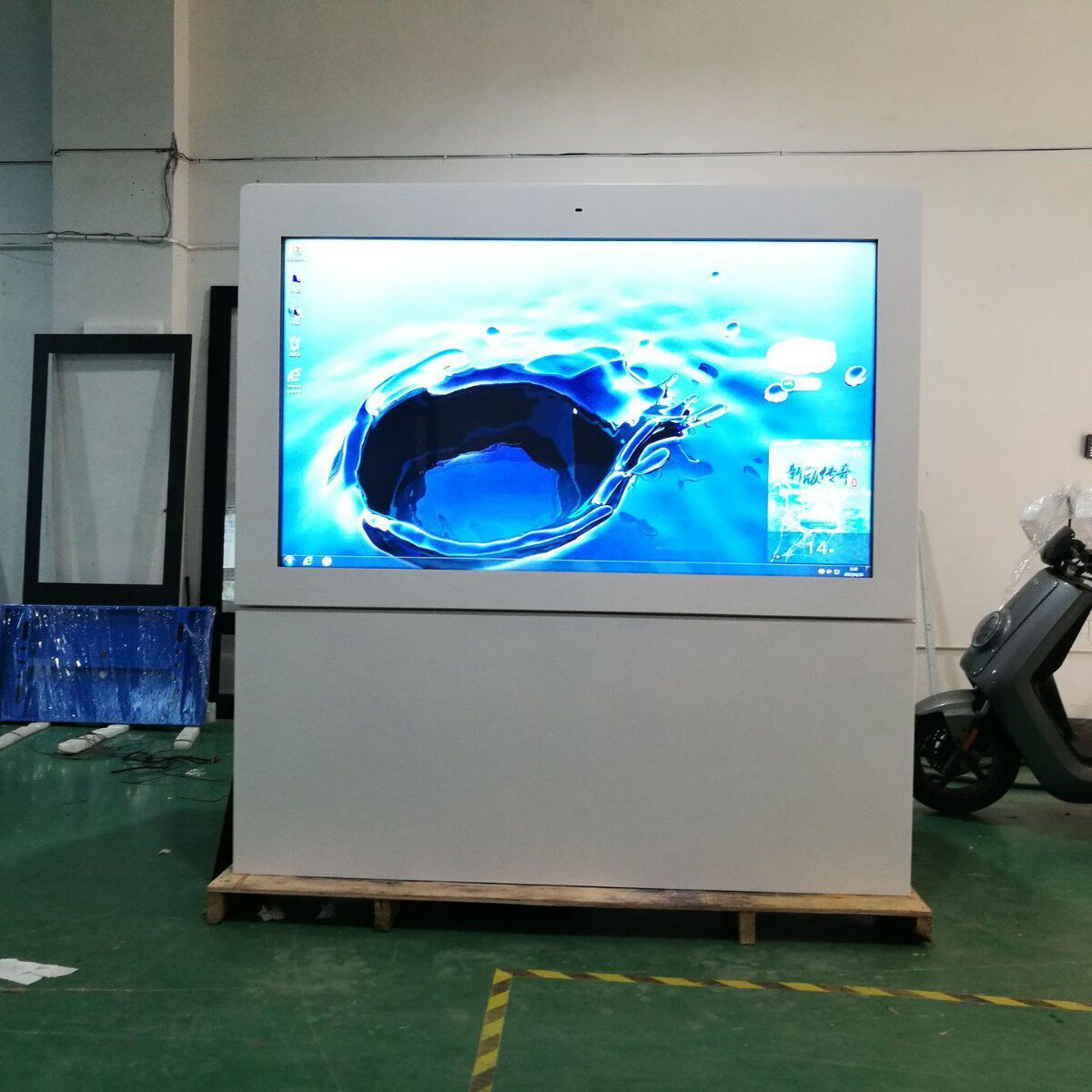 本狮75英寸立式广告机户外广告机显示屏高亮防水防爆防雷电一体机
