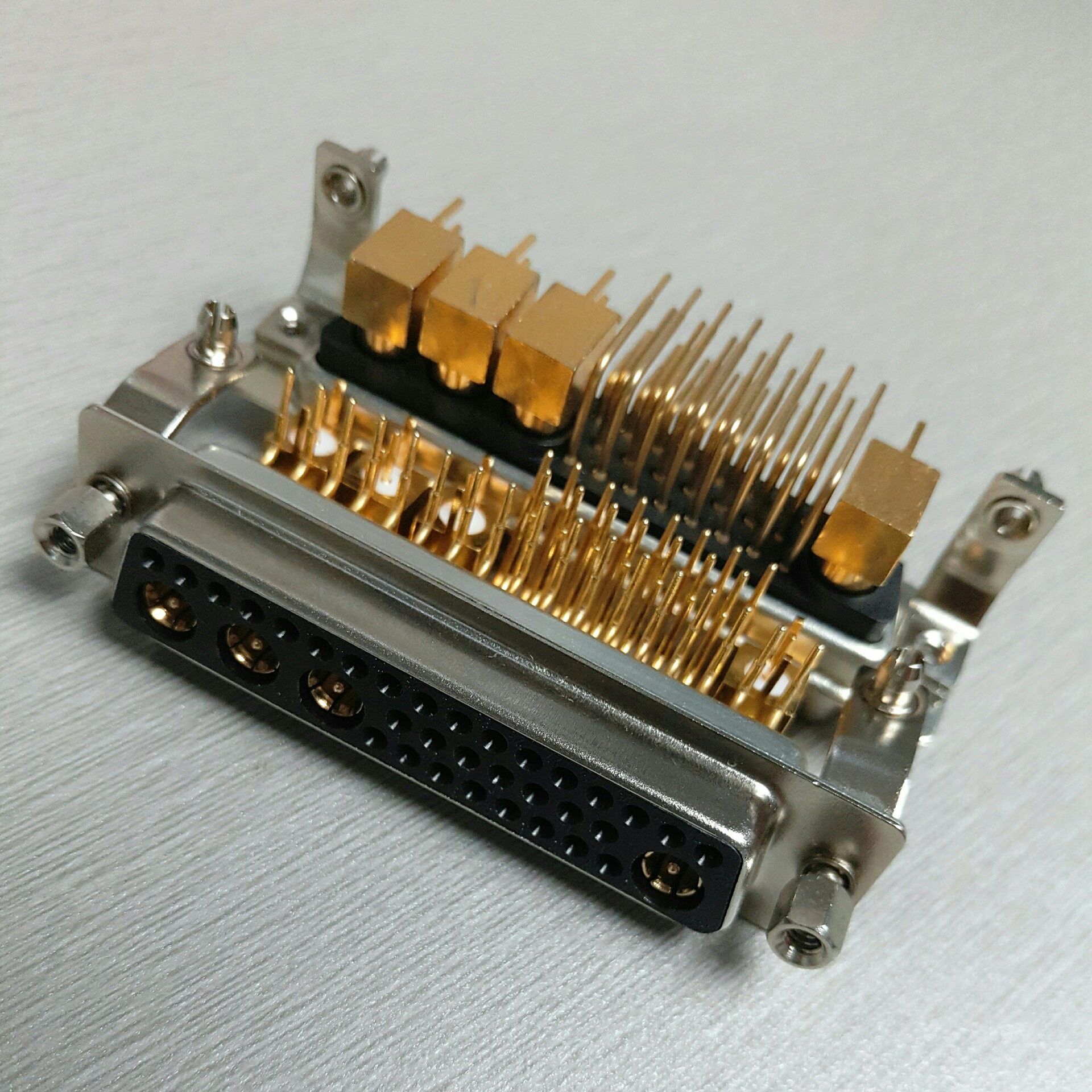 射频同轴36W4母座弯脚带铁支架