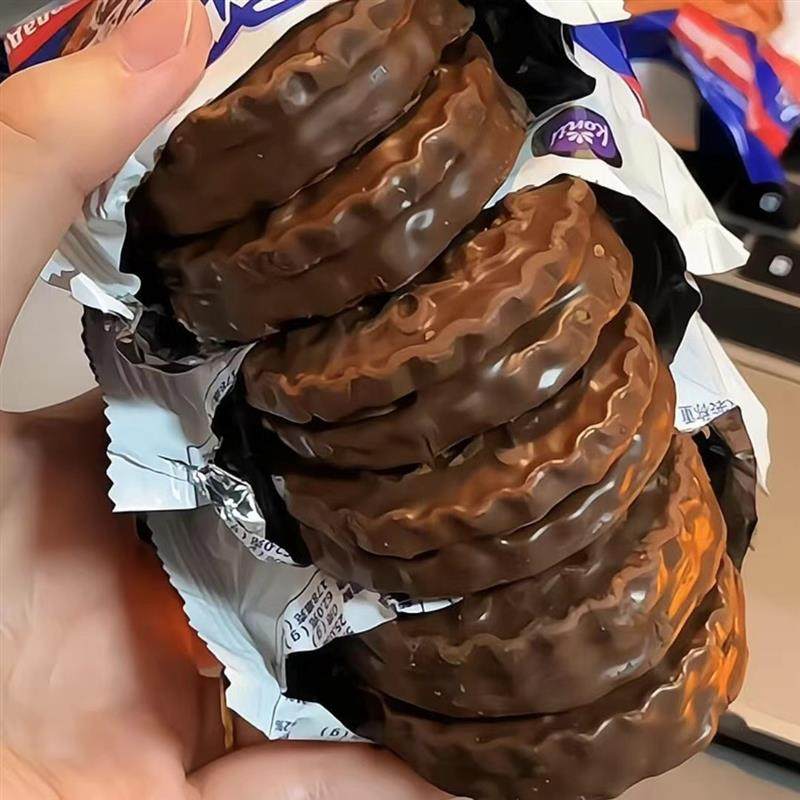 新货俄罗斯巧克力三明治饼干KONTI康吉花生榛子味夹心黑巧饼