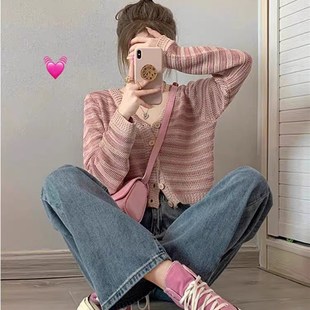 春夏粉色v领条纹针织开衫女薄款设计感小众温柔毛衣外套短款上衣