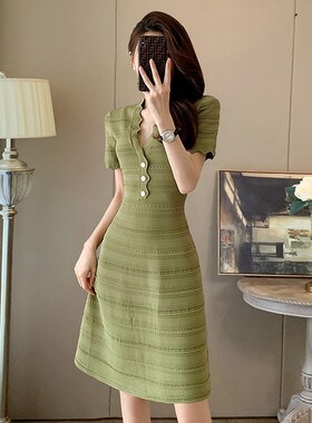 绿色超好看高级感V领镂空针织连衣裙女夏季新款收腰显瘦短袖A字裙