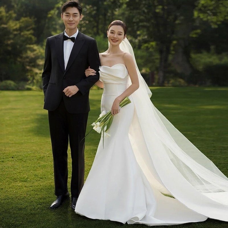 影楼主题服装新款情侣写真外景旅拍礼服草坪拍照缎面鱼尾抹胸婚纱