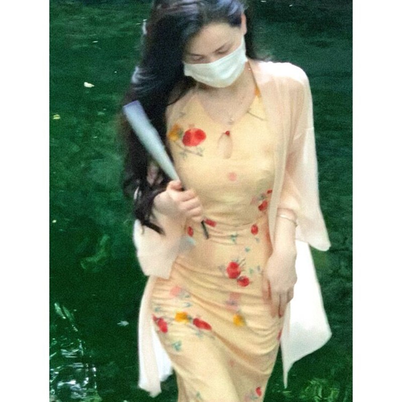 她来了新中式春秋温柔套装裙印花挂脖连衣裙修身绑带吊带两件套装