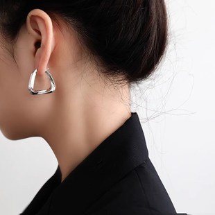 法式 几何高级感金属不规则三角扭曲设计感清冷银色时髦耳环耳圈女