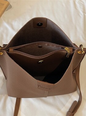 【两条肩带】今年流行多隔层大容量水桶包上班通勤包202.5新款百