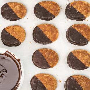 现货宿咕的铁皮盒海盐生巧酥片