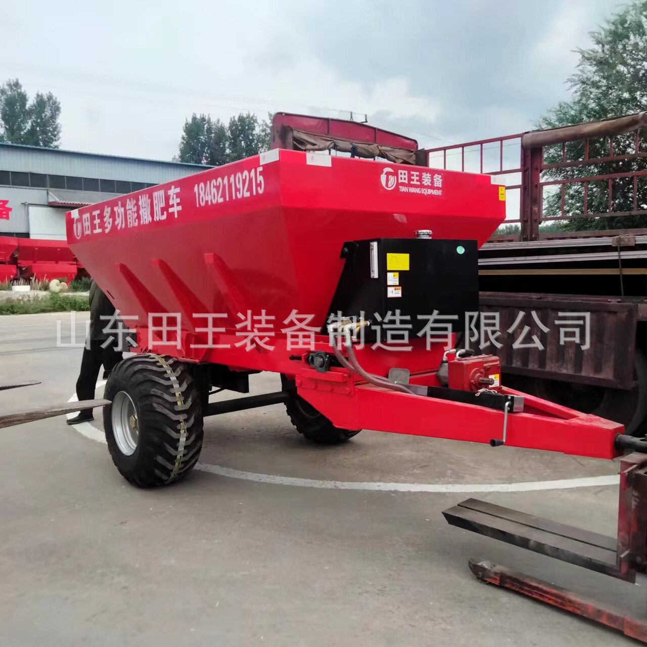 八吨液压牵引式大型撒粪车