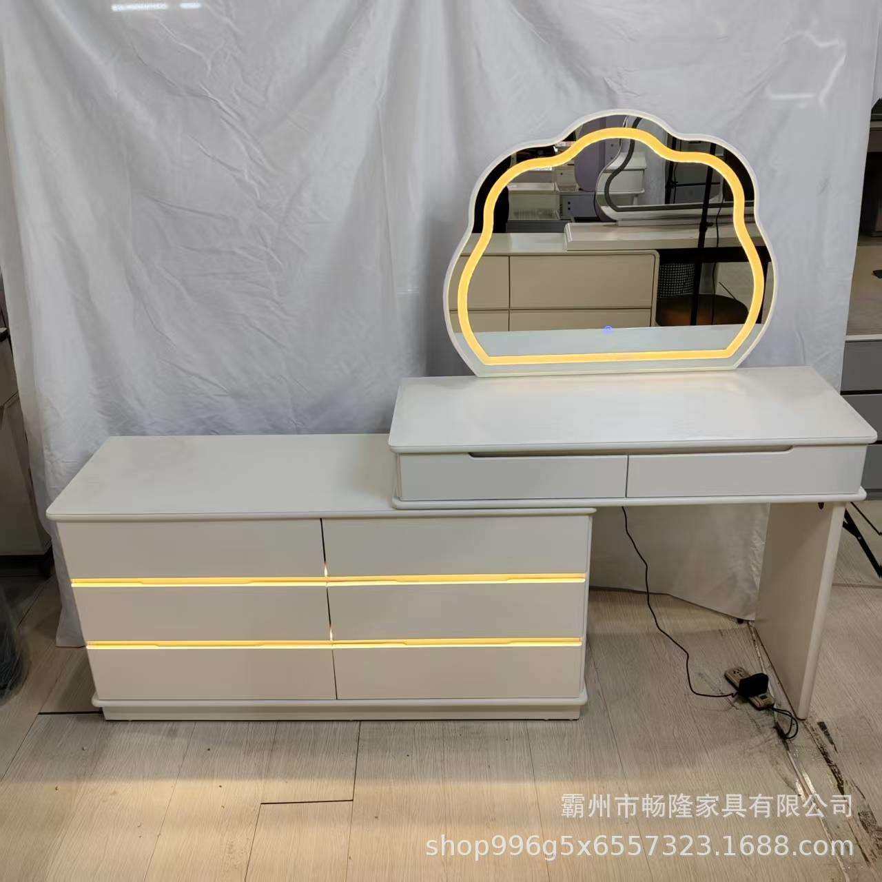 梳妆台网红化妆镜台灯镜子桌面智能梳妆镜轻奢带灯梳妆