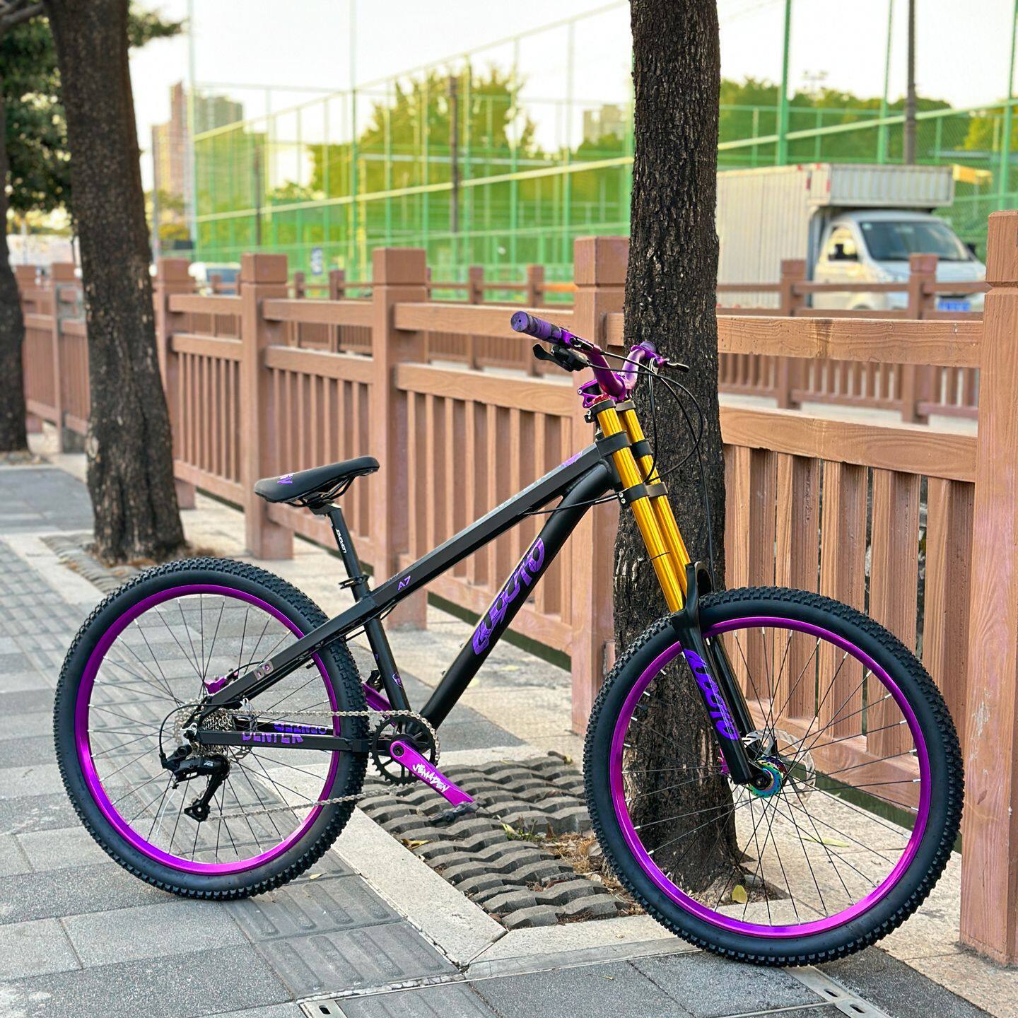 高特路26寸铝合金双肩气叉180响炸街6培林油刹变速越野山地自行车