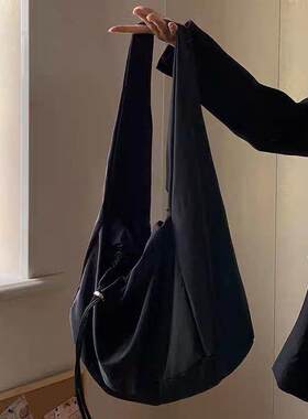 斜挎包黑色尼龙帆布包休闲酷慵懒包包女夏季大容量百搭腋下单肩包