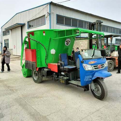5方立式搅拌撒料一体车牛羊牧草三轮投料机35马力柴油款撒料车