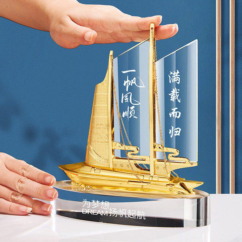 甄选退伍军人纪念品一帆风顺摆件水晶船送战友礼物创意军旅退休工