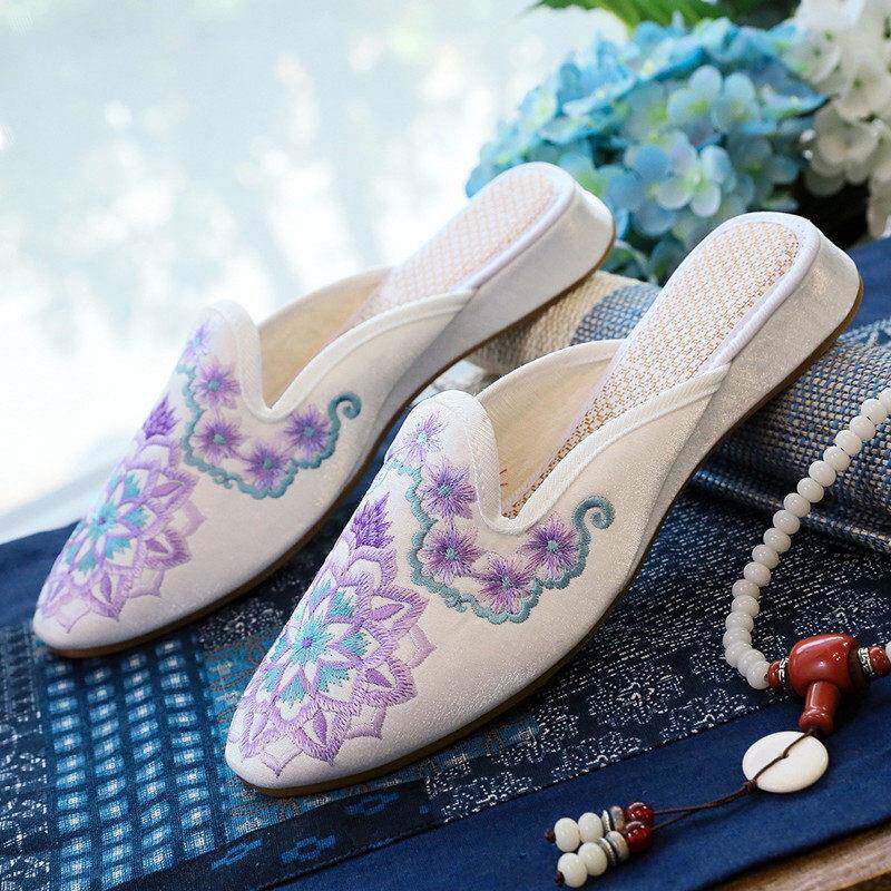 新品春夏新款民族风缎面绣花拖鞋女居家旗袍配鞋低跟古风外穿穆勒