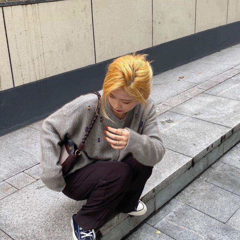 新品慵懒风高级感时尚短款针织开衫外套女秋冬季复古宽松灰色绣花