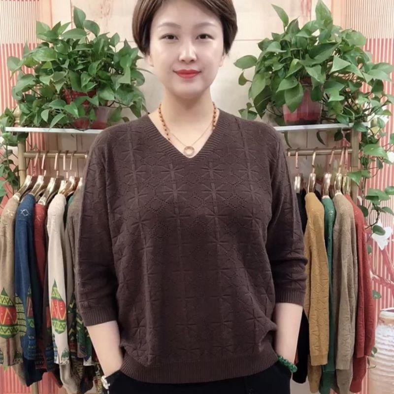 新品2026春秋新款中年时尚妈妈装米字花v领t恤女宽松遮肚百搭休闲