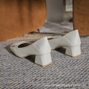 粗跟单鞋女2025新款休闲中跟5CM方头J妈妈鞋浅口高跟时装女鞋皮鞋