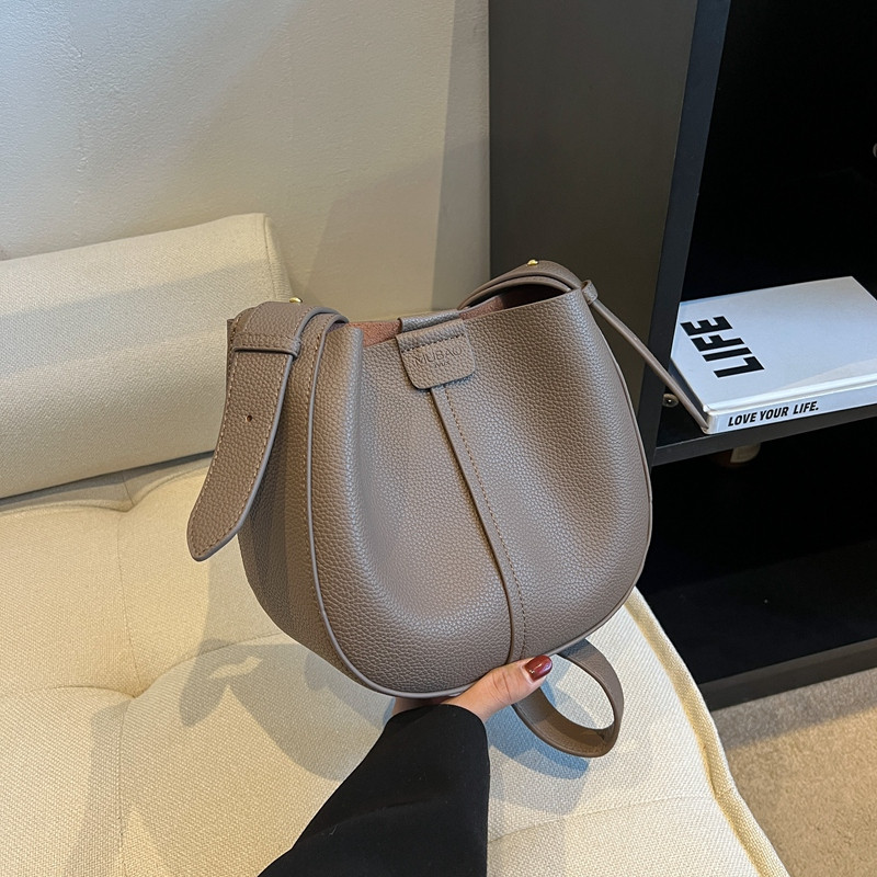 今年流行包包e女2023新款高级感休闲马鞍包小众百搭单肩斜挎水桶,箱包皮具/热销女包/男包,水桶包,淘宝优惠券,粉丝福利购,淘宝优惠卷