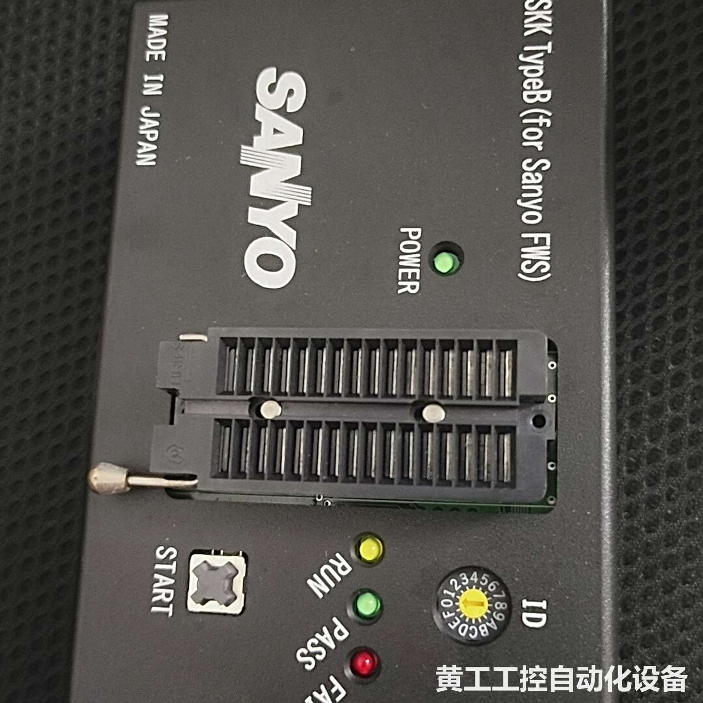 日本原装三洋烧录器,带俩IC座,轻微使用痕迹,接口完整,实物