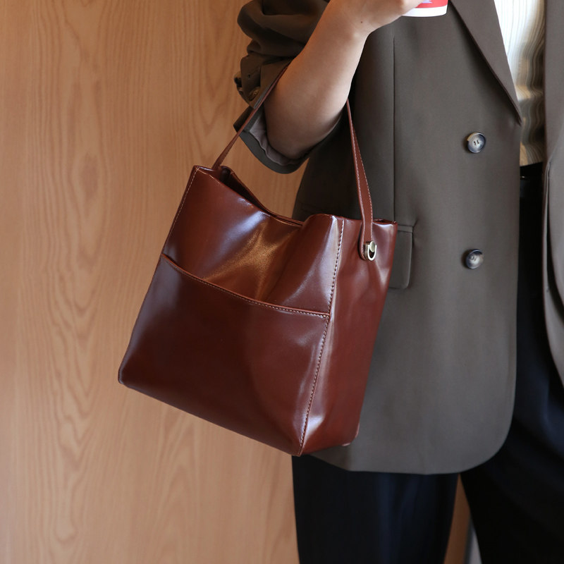 高级感纯牛皮单肩斜挎水桶包女百搭2024春季新款真皮竖款手提小包