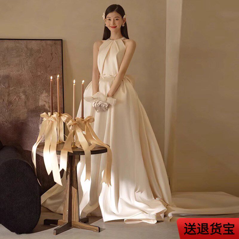 高端缎面轻婚纱新娘2025新款影楼主题外景旅拍法式挂脖拖尾礼服裙
