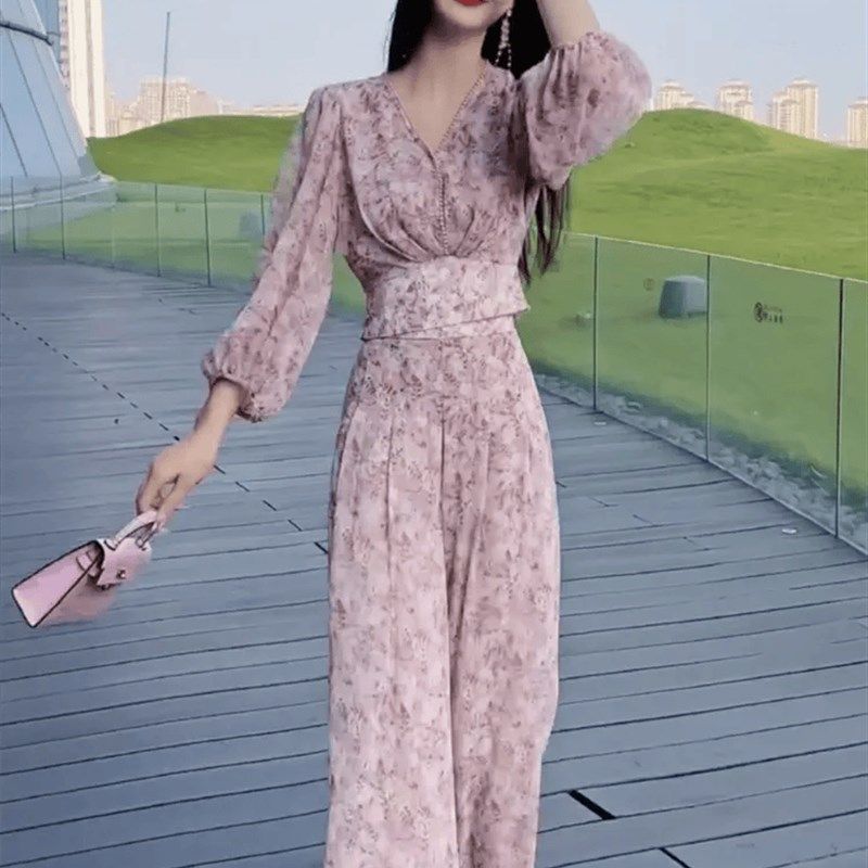 网红时尚爆款套装女2025减龄V领雪纺碎花衫遮肉显瘦阔腿裤两件套