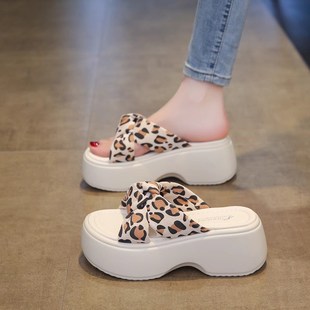 厚底凉拖鞋女夏外穿2025新款时尚气质豹M纹松糕高跟沙滩凉鞋白色