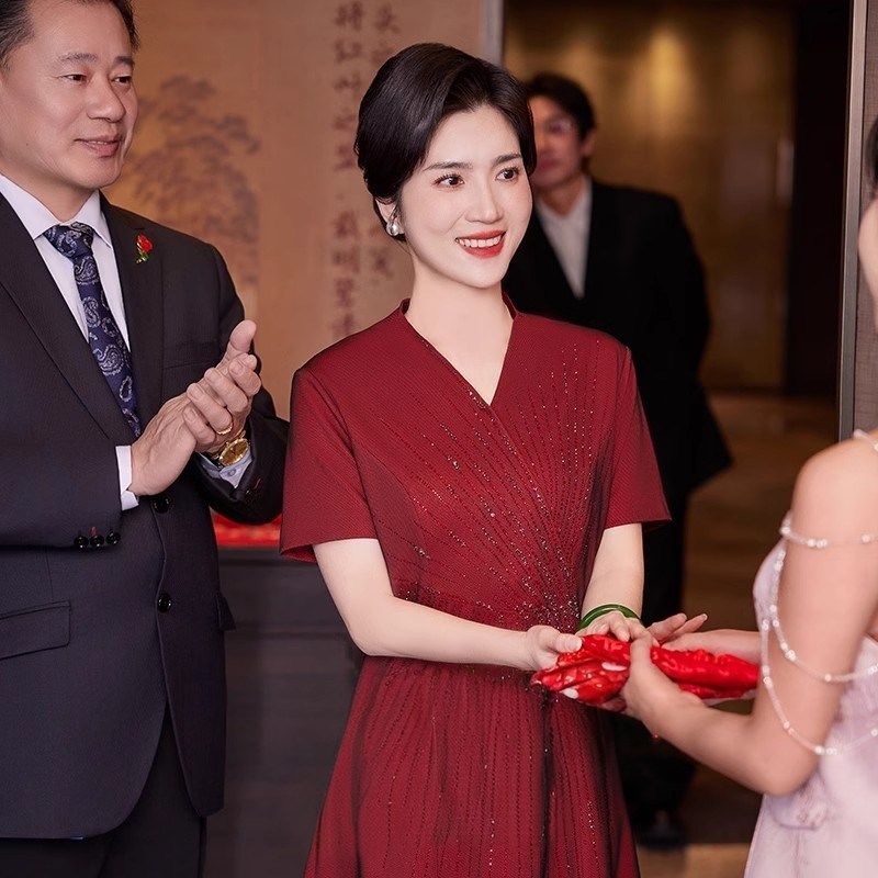 喜婆婆婚宴装2025新款夏装喜妈妈礼服喜服高贵年轻遮肚子连衣裙