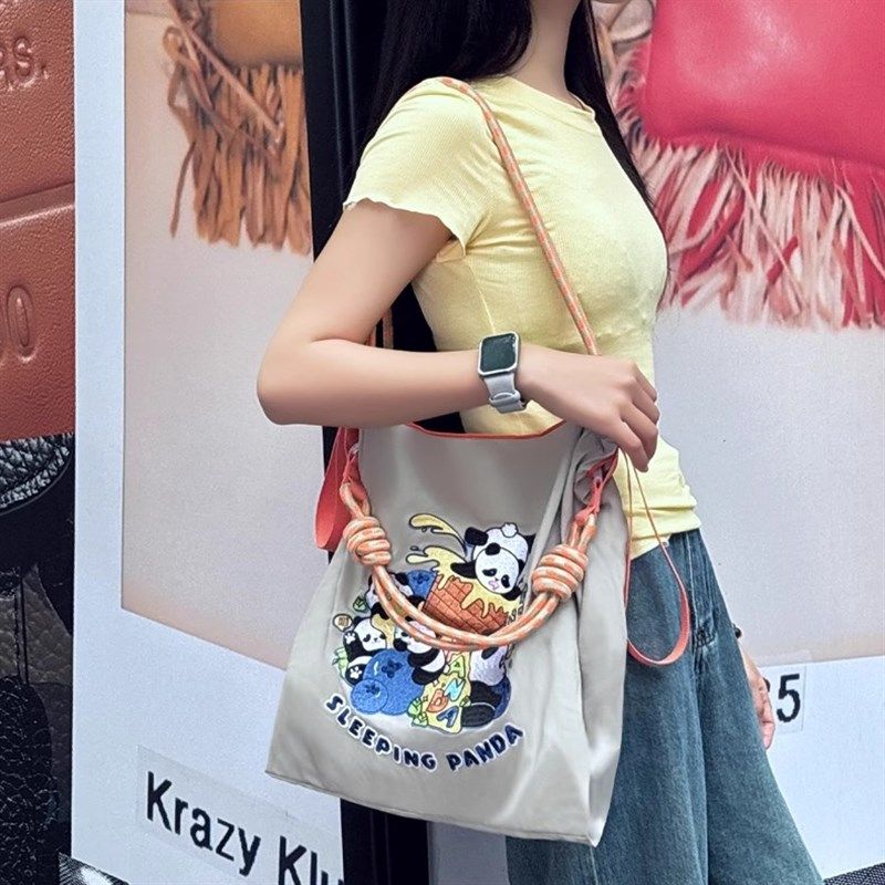 小众女生精致刺绣尼龙q防水单肩包春季出行斜挎手提时尚碎花包新