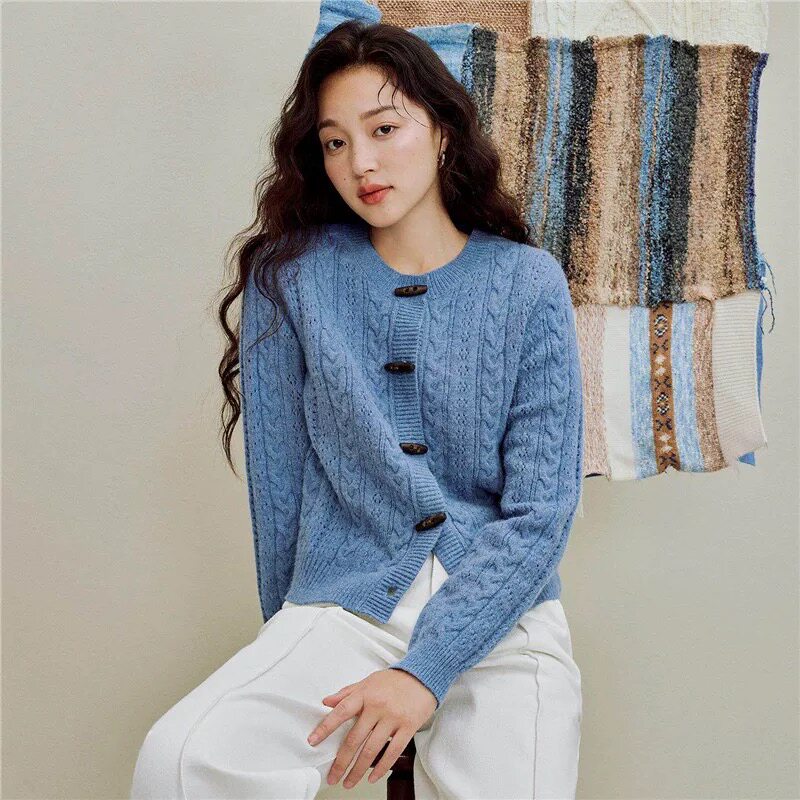 品牌剪标超好看蓝色牛角扣毛衣开衫女秋冬圆领麻花针织女士短外套