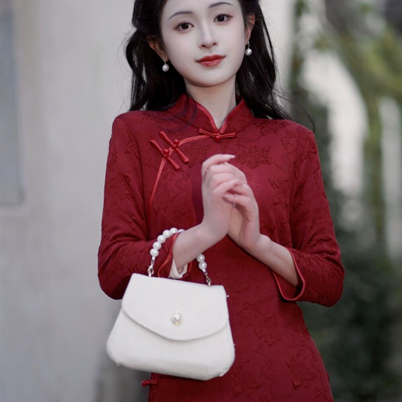 她来了复古馆暗花纹酒红色旗袍年轻式新中式中国风气质修身连衣裙