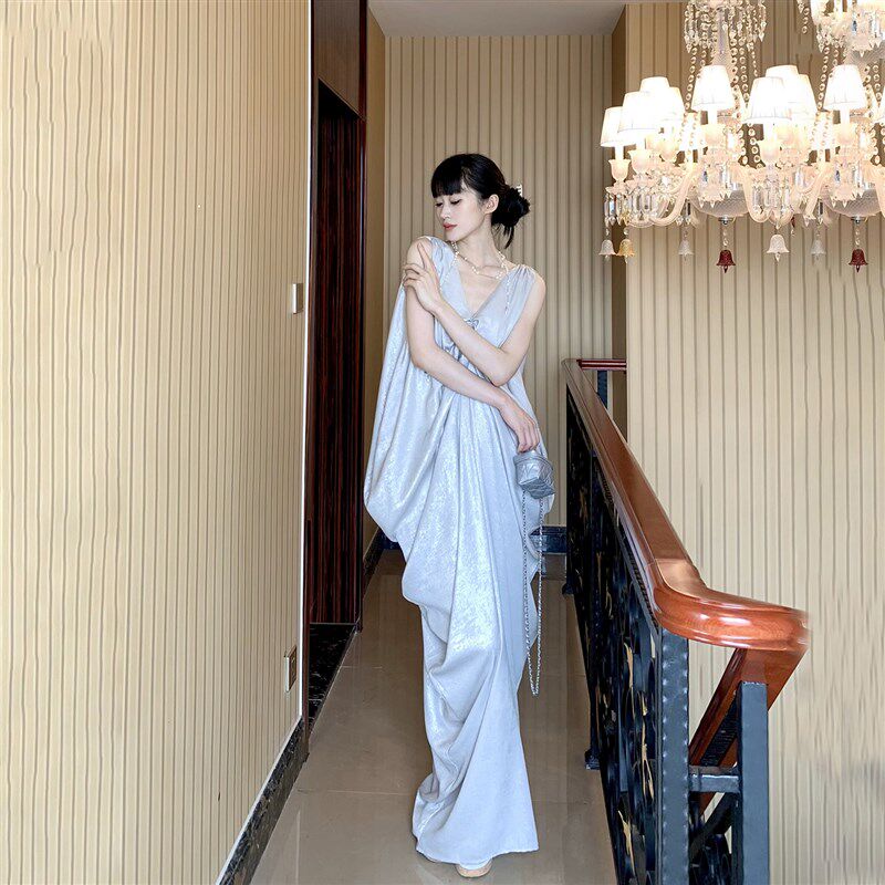 设计感珠光色背带V领无袖连衣裙女2024新款宽松遮肉长款一步裙子