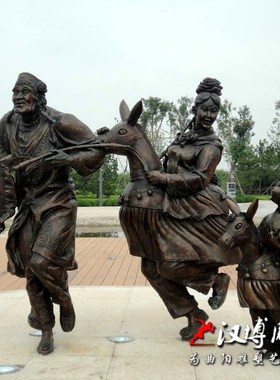 骑小毛驴人物雕塑民俗小品雕塑玻璃钢仿铜雕塑扭秧歌主题公园景观