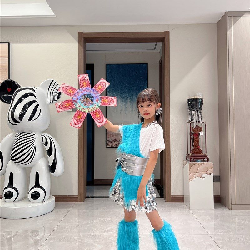 女童模特t台演出服元宇宙科技感潮服未来感走秀服海洋蓝色潮服